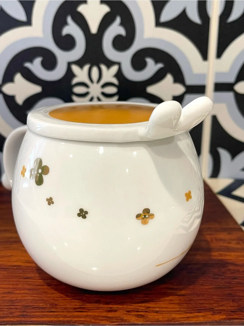 STARBUCKS 2015 Round Lidded BUNNY RABBIT Tea Ceramic Cup 12oz White Gold RAR